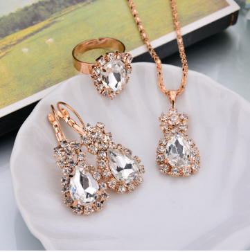 

Набор позолоченный с белыми камнями