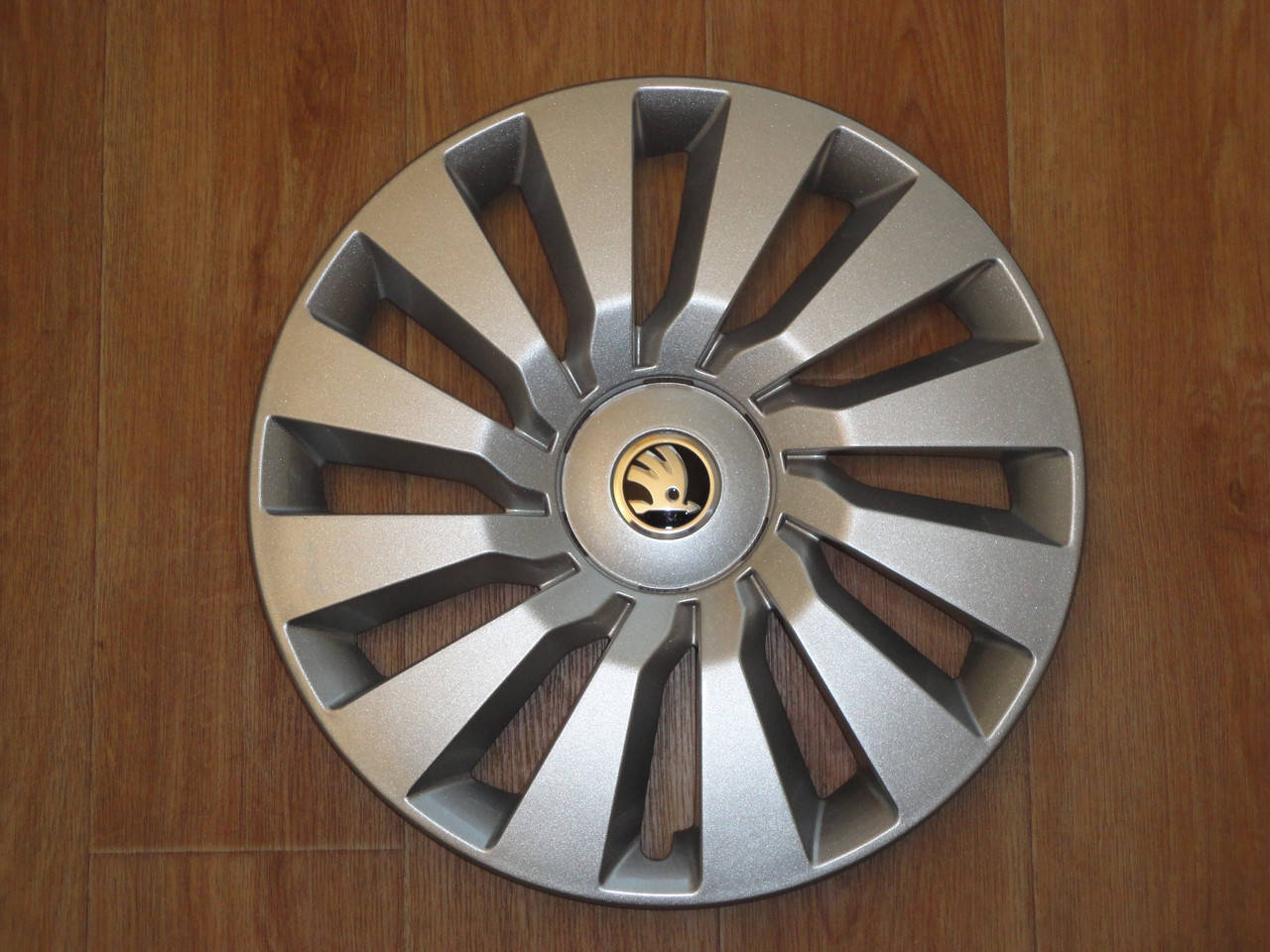 

Оригинальные колпаки Skoda Octavia A7 R16 (Шкода Октавиа А7 R16) 5E0 601 147 D