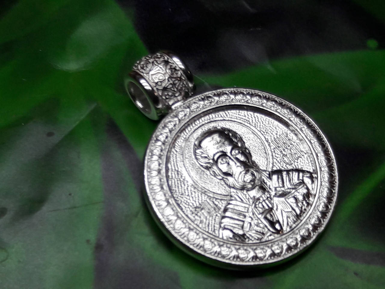 

Серебряная иконка с образом Св. Николая