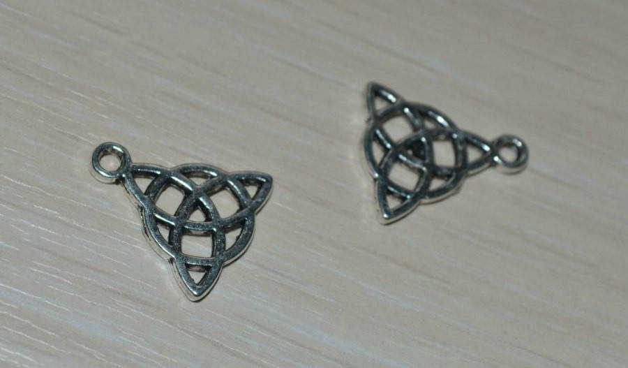 

Подвеска знак бесконечного триединства в кельтском стиле.