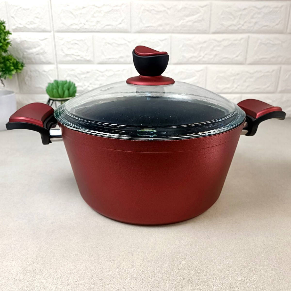 

Красная кастрюля 4.5л Casa Royal Elite B Titanium с антипригарным покрытием, Красный