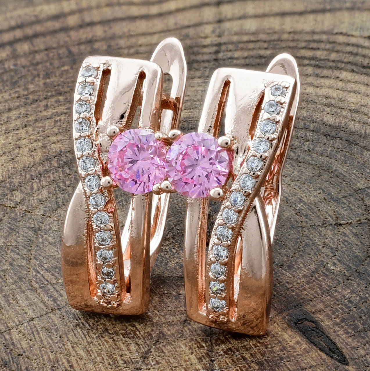 

Серьги Xuping Изумруды Флоренции 23549РО размер 17х6 мм розовые фианиты вес 2.4 г позолота РО