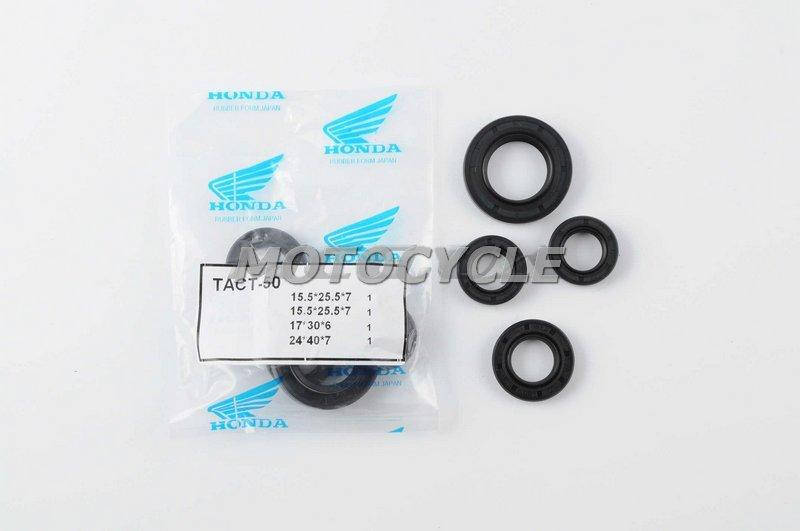 

Сальники (набор) Honda DIO AF18, TACT AF16 4шт (15.5*25.5*7.0 x2, 17*30*6, 24*40*7)