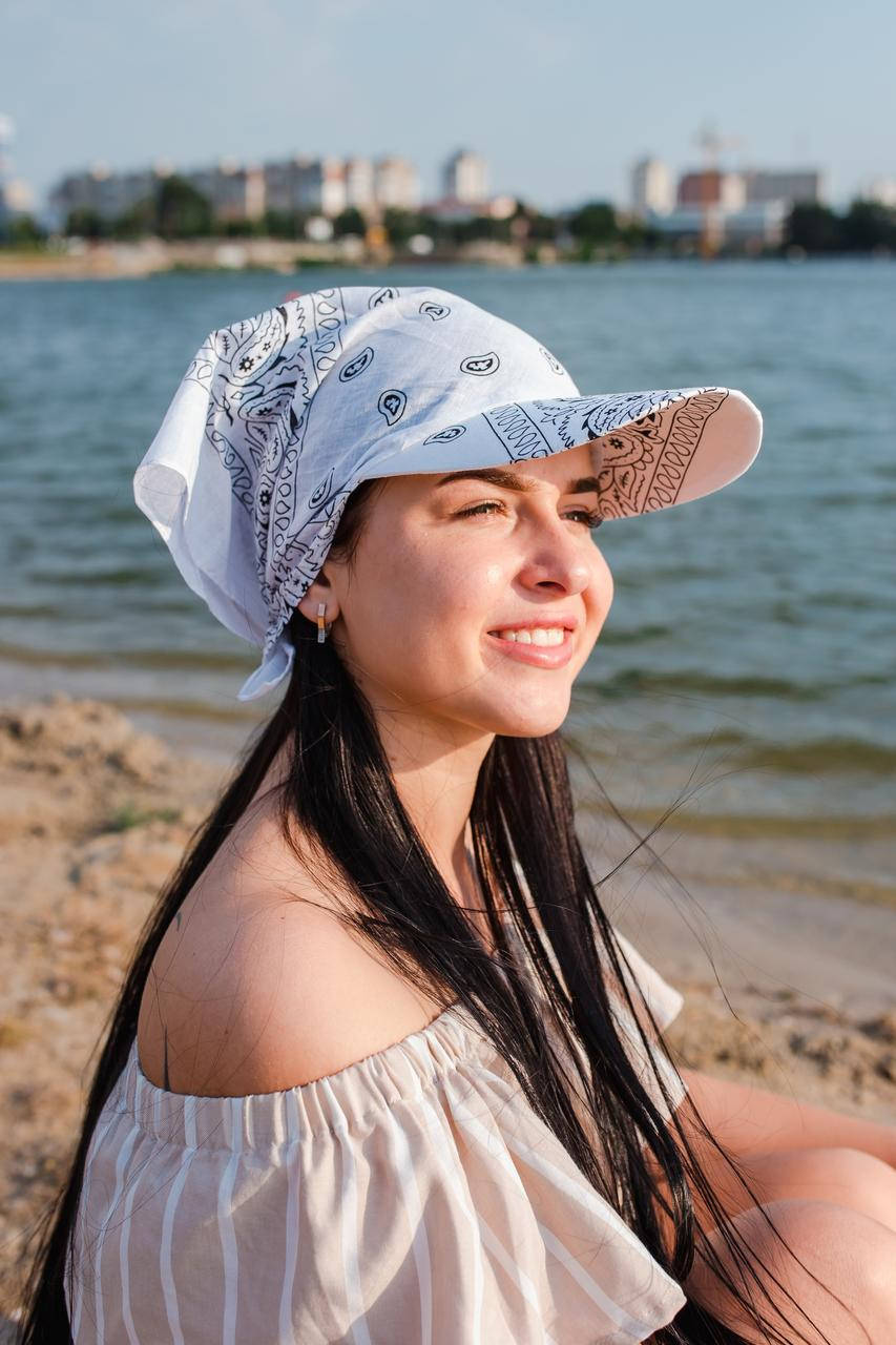 

Бандана-трансформер стильная унисекс с козырьком летняя в узоре пейсли белого цвета, Белый