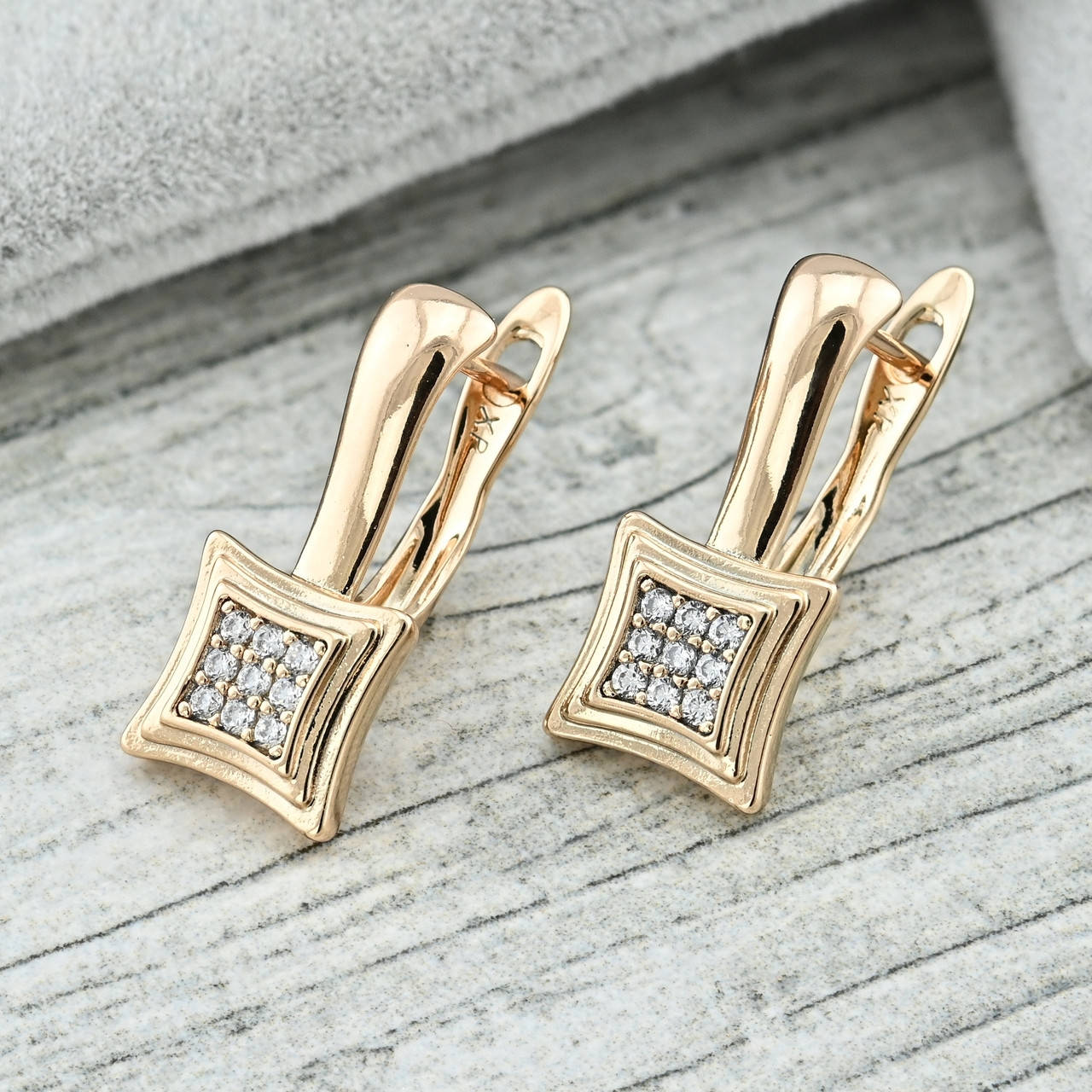 

Серьги Xuping 35462 размер 20х9 мм белые фианиты вес 3.4 г позолота 18К