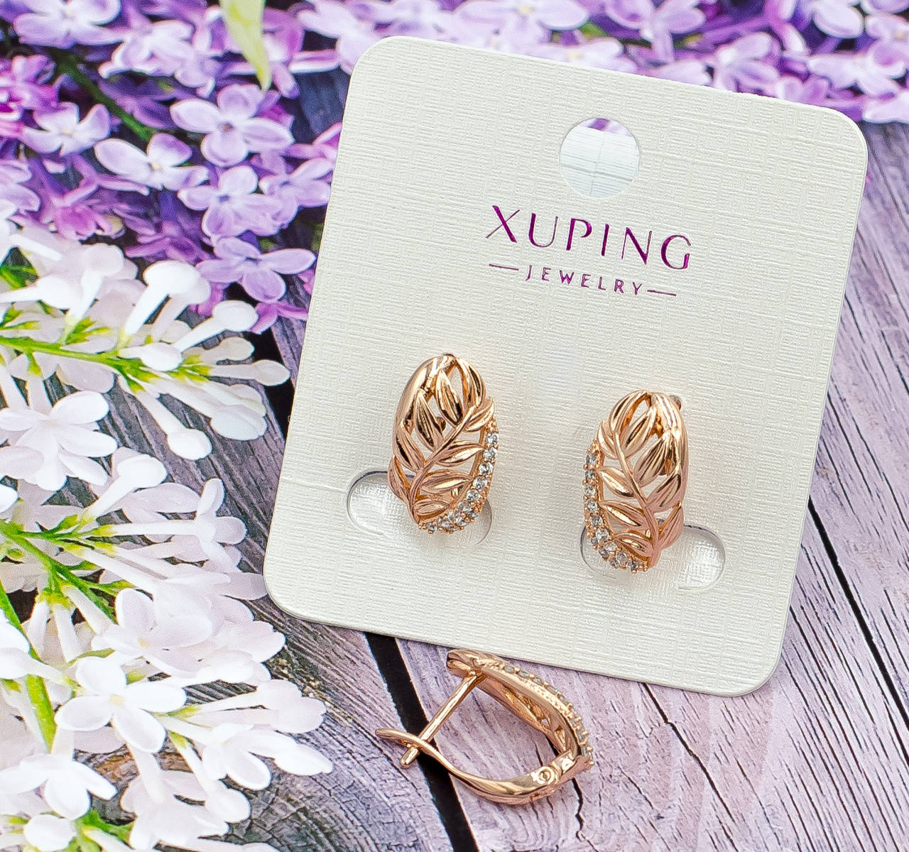 

Серьги Xuping украшены листочком и белыми фианитами - позолота РО.