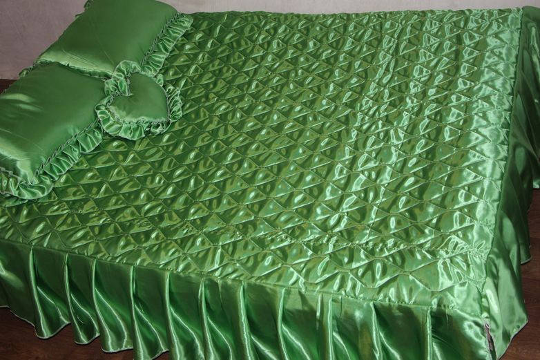 

Атласное покрывало зеленого окраса, Разные цвета