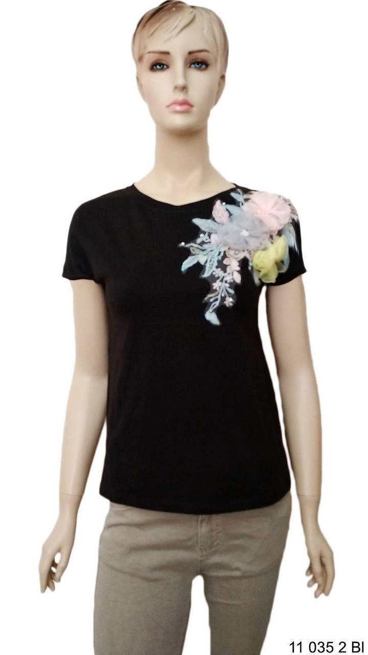 

Футболка женская. Цвета: белый и черный. Стильная женская футболка. Молодежная женская футболка.