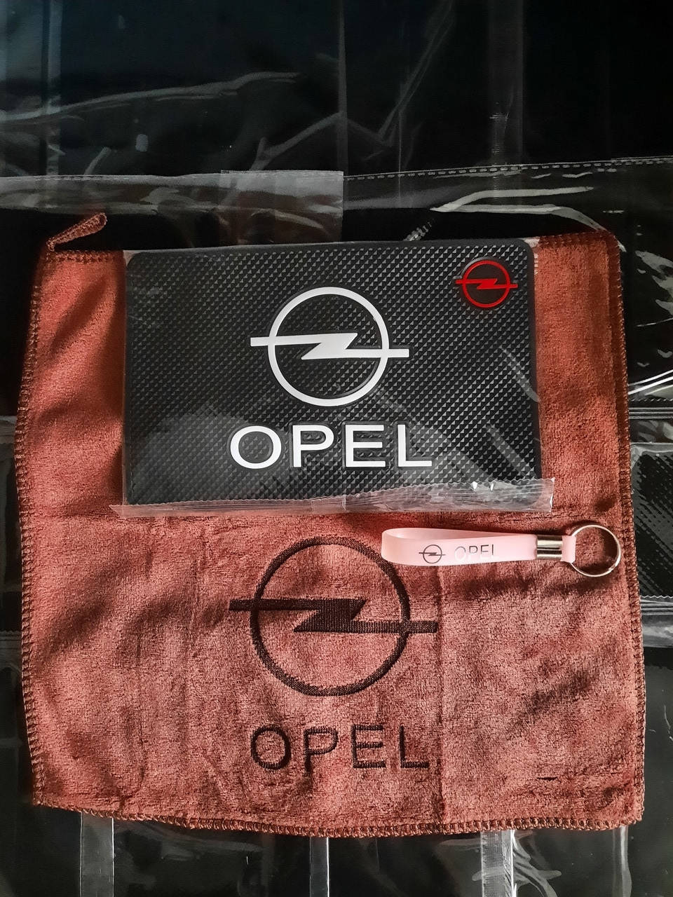 

Набор аксессуаров с логотипом Опель Opel, нескользящий силиконовый коврик, микрофибра и силиконовый брелок