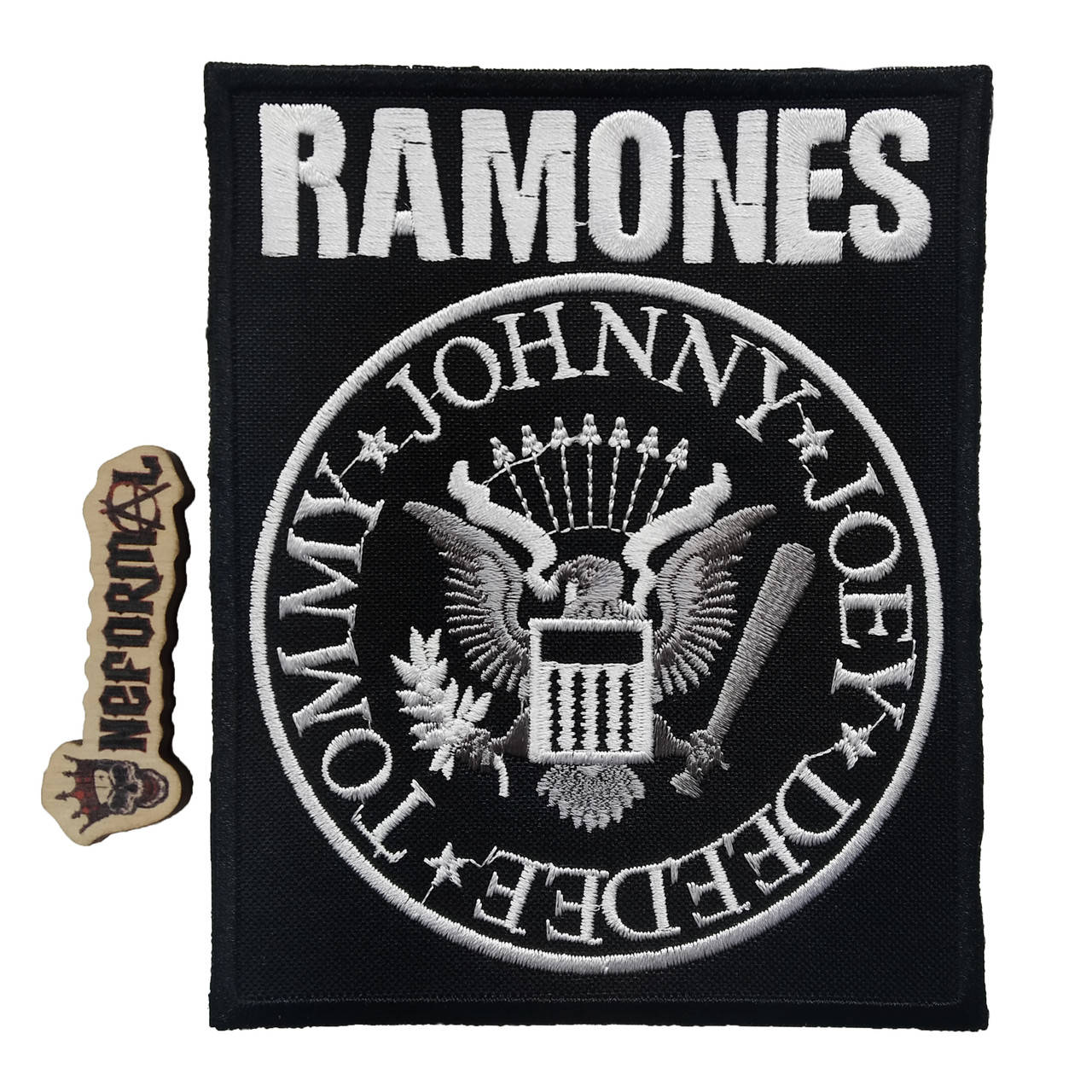 

Рок нашивка Ramones, черная, прямоугольная 9,8х12 см., Черный
