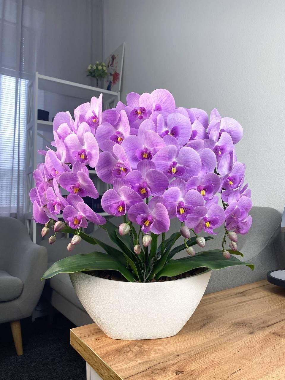

Латексная орхидея Premium в белом горшке лодочка на 5 веточек сиреневый 60см 0031