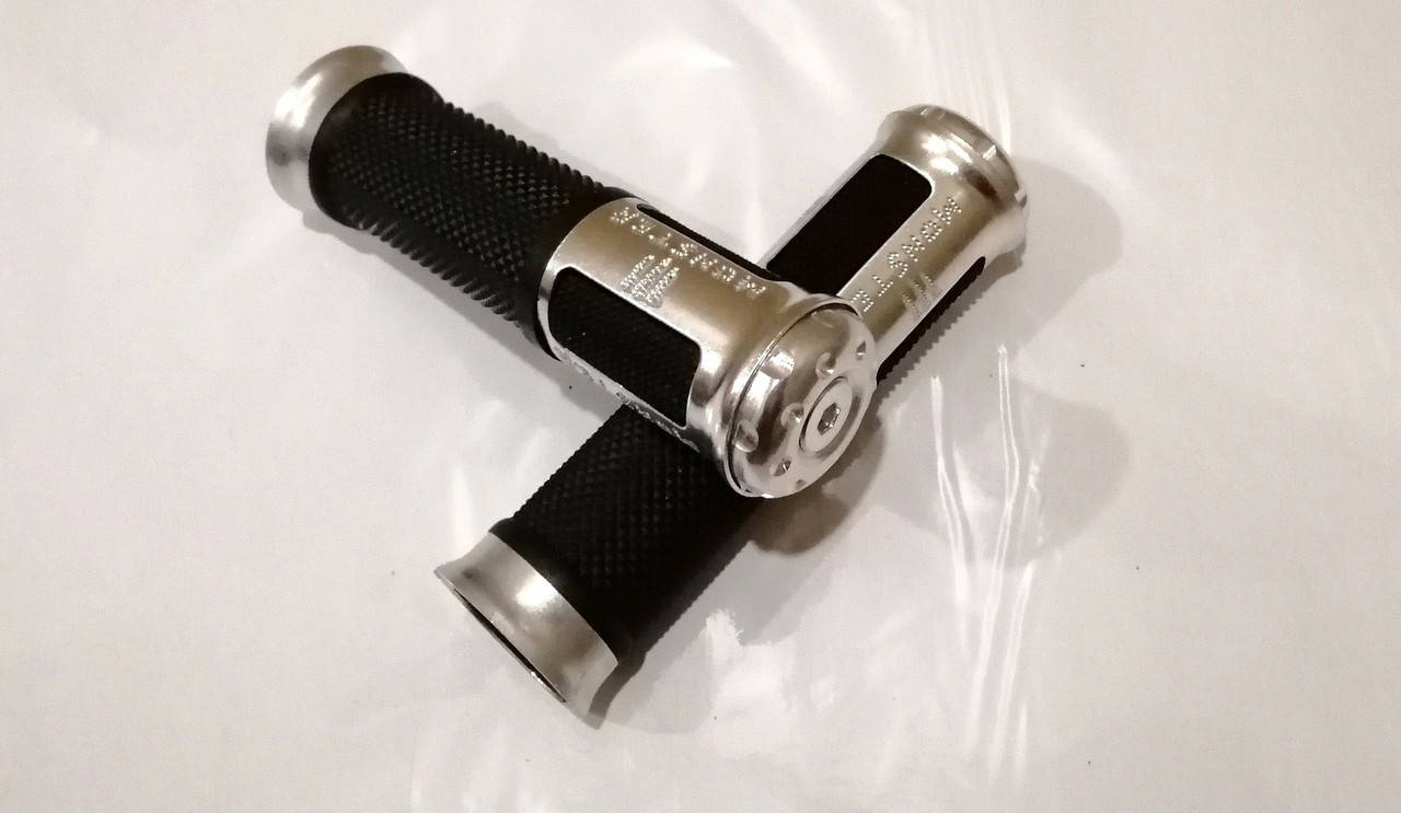 

Грипсы (на руль диаметром 22мм)