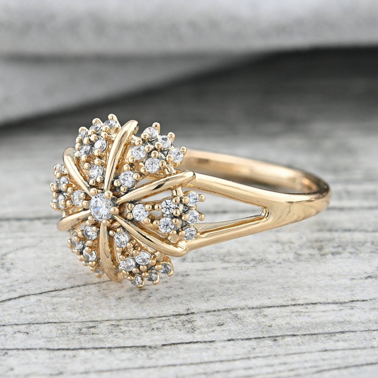 

Кольцо Xuping 35594 ширина 12 мм белые фианиты позолота 18К размер 16