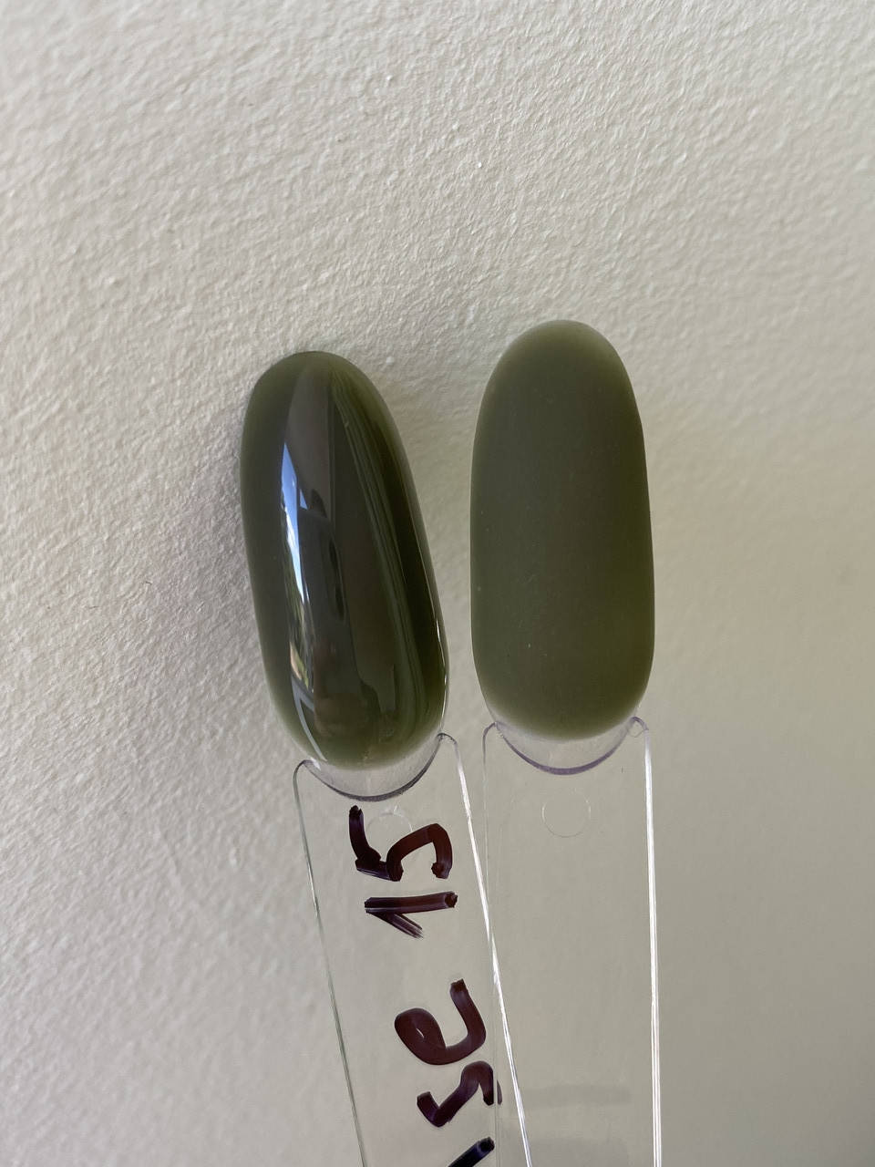 

Цветная база № 15 тм Leaf 15 мл (хаки)