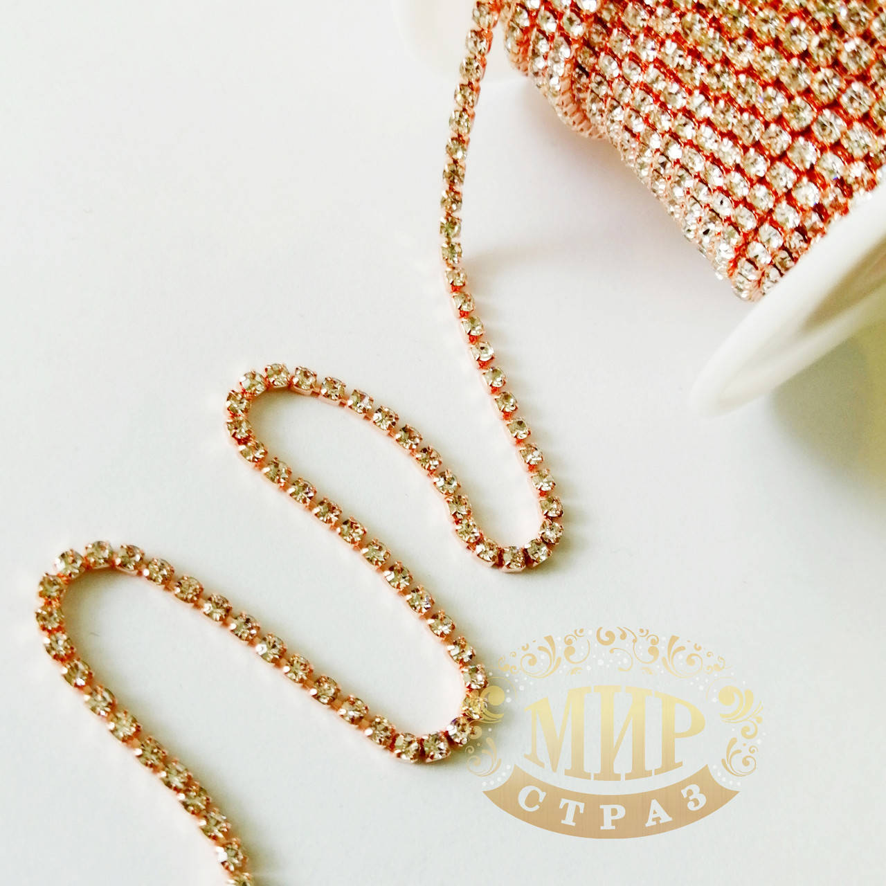 

Стразовая цепочка, цвет Crystal, ss6 (2mm), металл Розовое золото, 1м