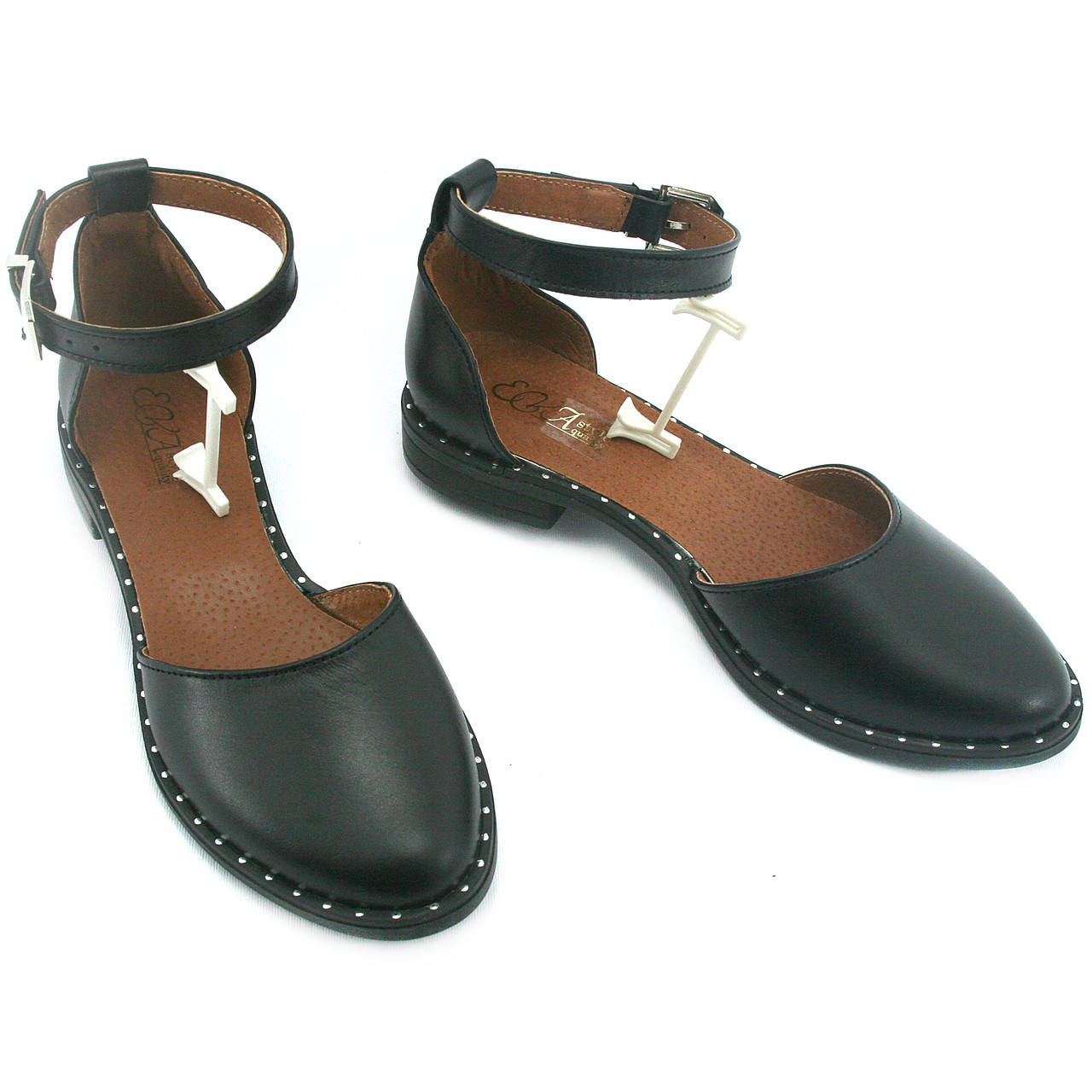 

Босоножки женские черного цвета с закрытой пяткой и носом на плоском ходу, из натуральной кожи