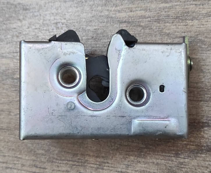 

Замок двери Audi A100 задний. L (торцевой) ->88г