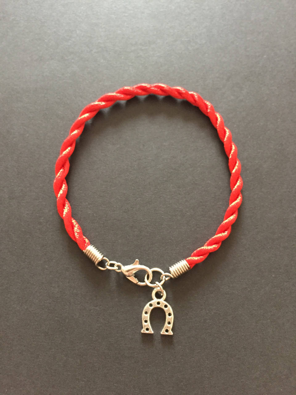 

Браслет Красная нить от сглаза с талисманом "Подкова"