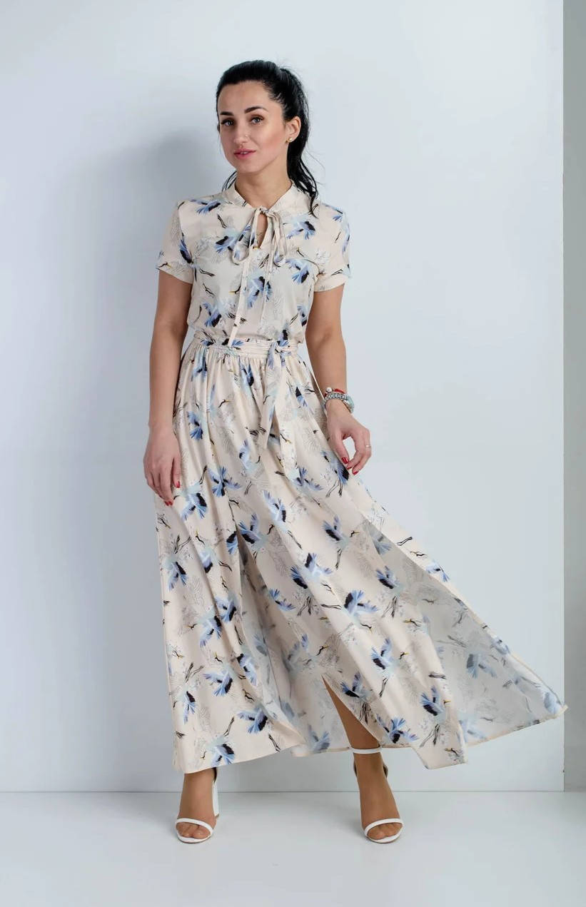 

Длинное модное оригинальное платье с разрезами на юбке .