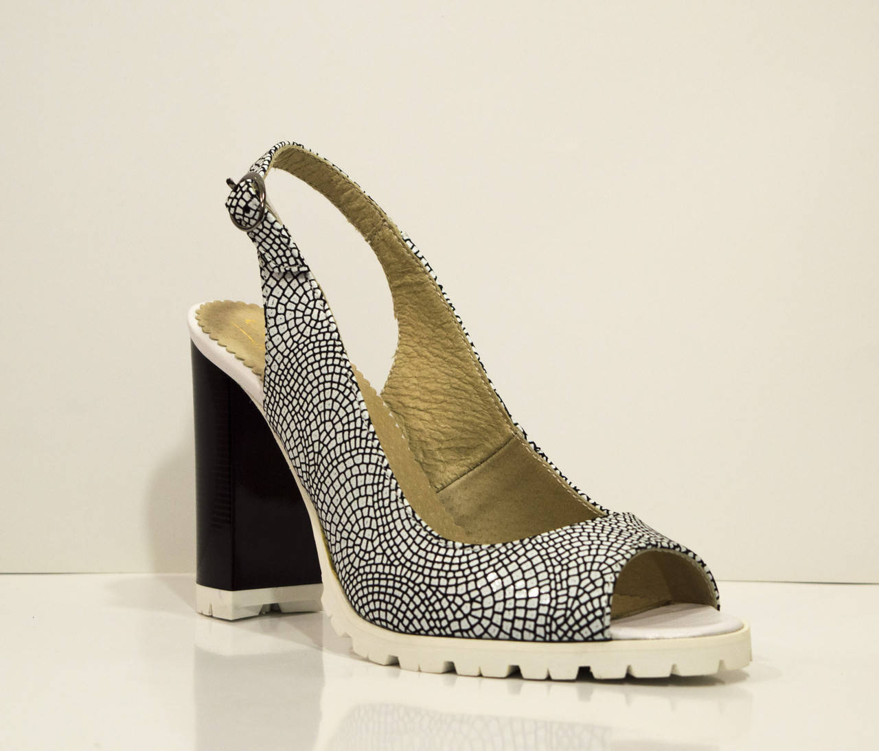 

Босоножки женские на каблуке черно-белые El Passo 882/9506