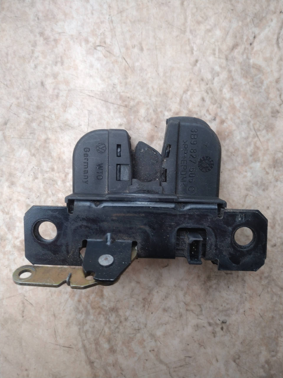 

Замок крышки багажника Volkswagen Passat B5, Golf 4 3B9 827 505 C