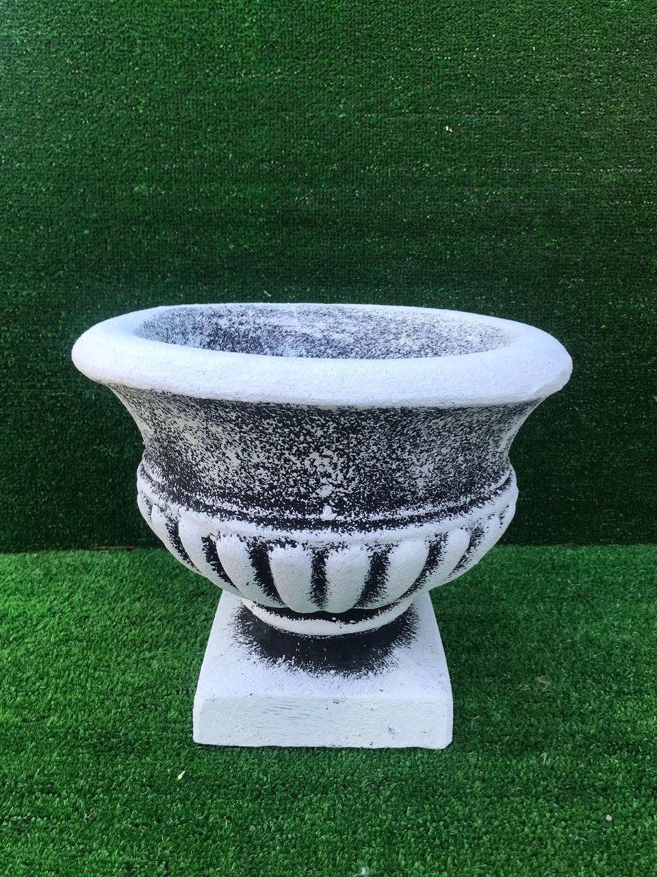

Чаша бетонна мпрктшала ( висота 30 см вага 20 кг ширина 30см)