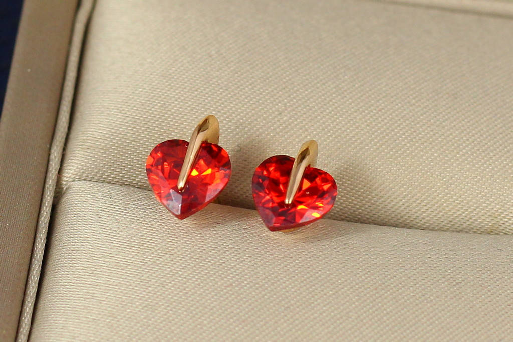

Серьги гвоздики Xuping Jewelry сердечки с красным крупным камнем 8 мм золотистые