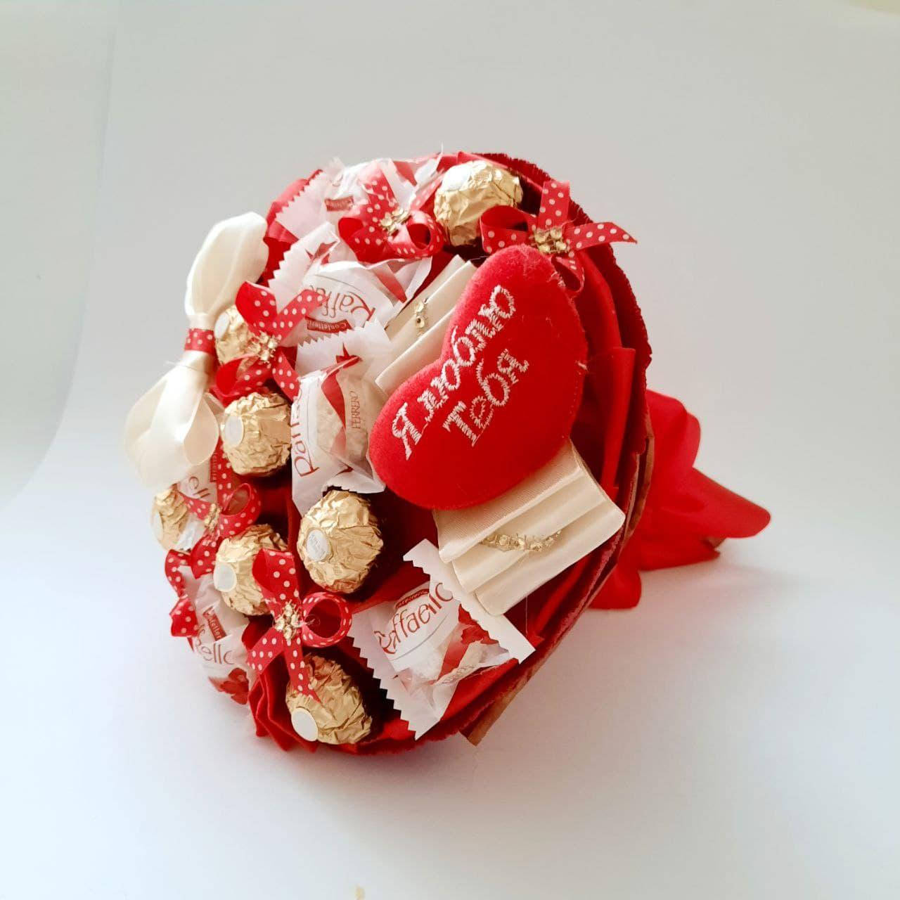

Букет из конфет Rafaello Ferrero Roche красный Я тебя люблю