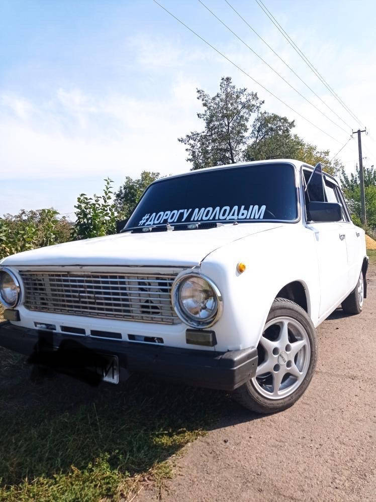 

Виниловая наклейка на авто Дорогу молодым 100*12 см