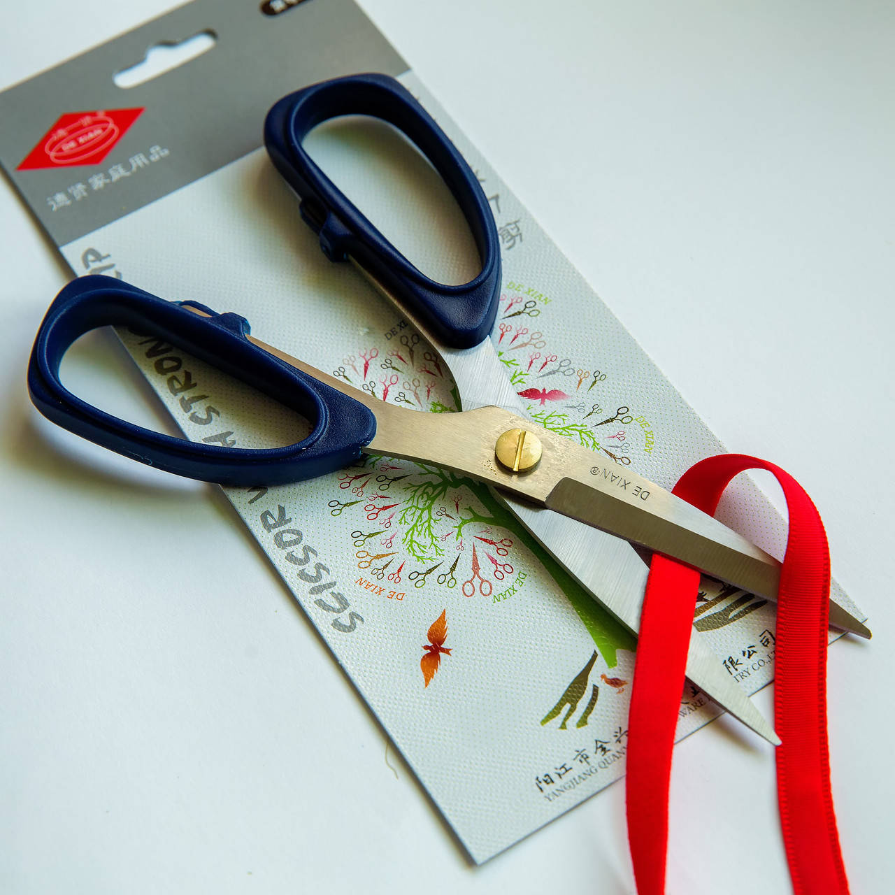 

Ножницы швейные К-26 / цвет тёмно-синий / длина 20 см ( длина лезвия 7 см )