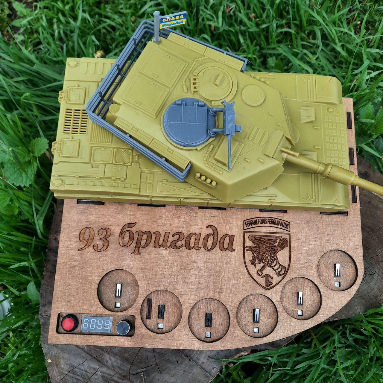 Наливатор "Танк" автоматичний на 6 чарок з акумулятором жовтий