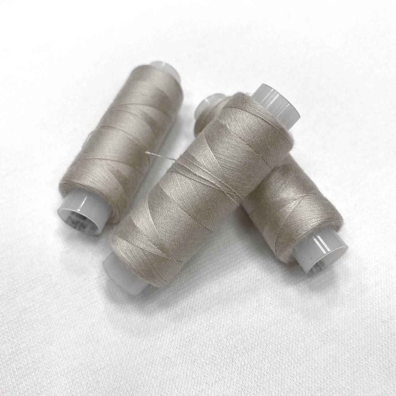 

Нитка Швейная для трикотажа Omega 652 цвет серый плотность 120 намотка 200м 100% полиэстер штапельная нить