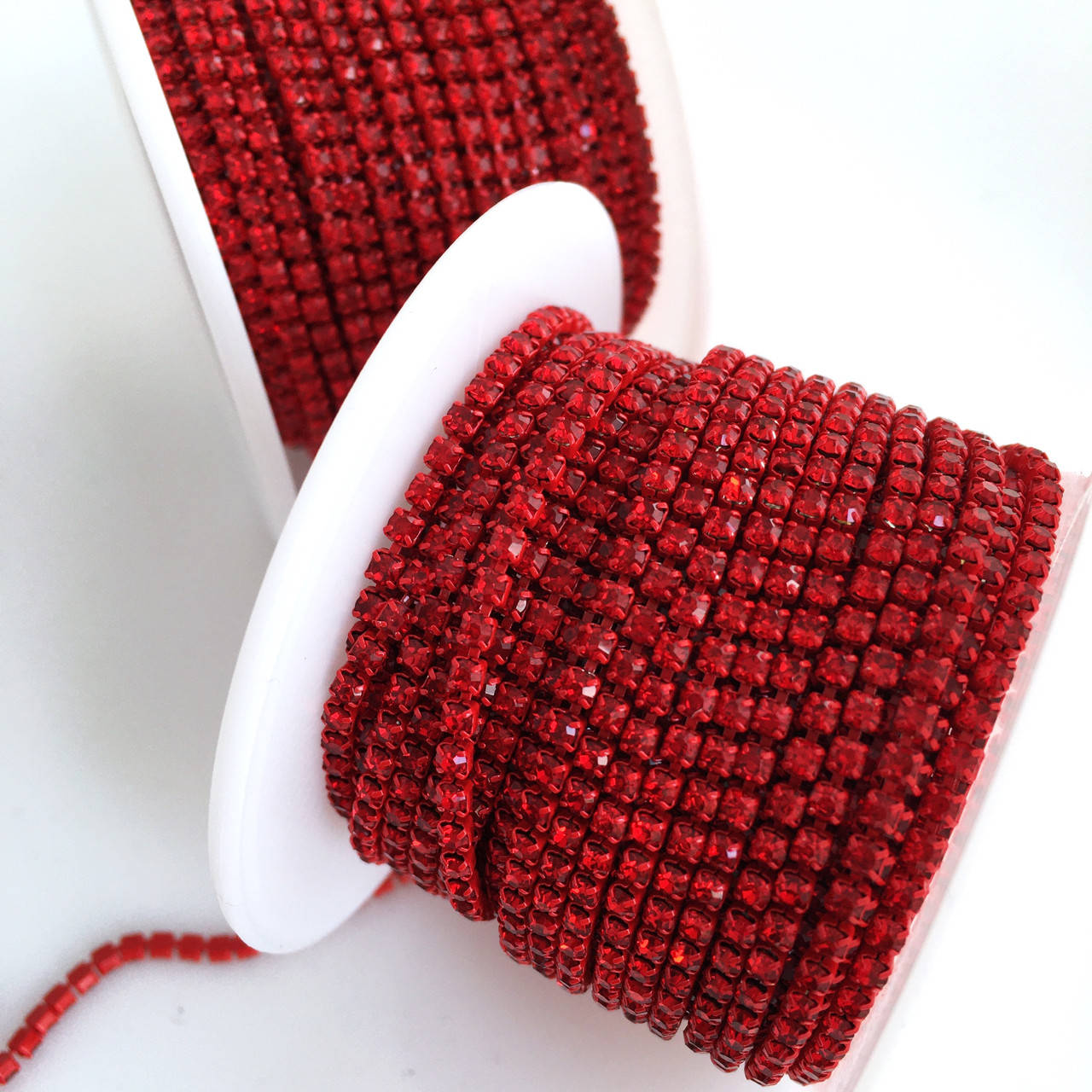 

Стразовая цепь ss6 (2 мм). База: красная. Красный