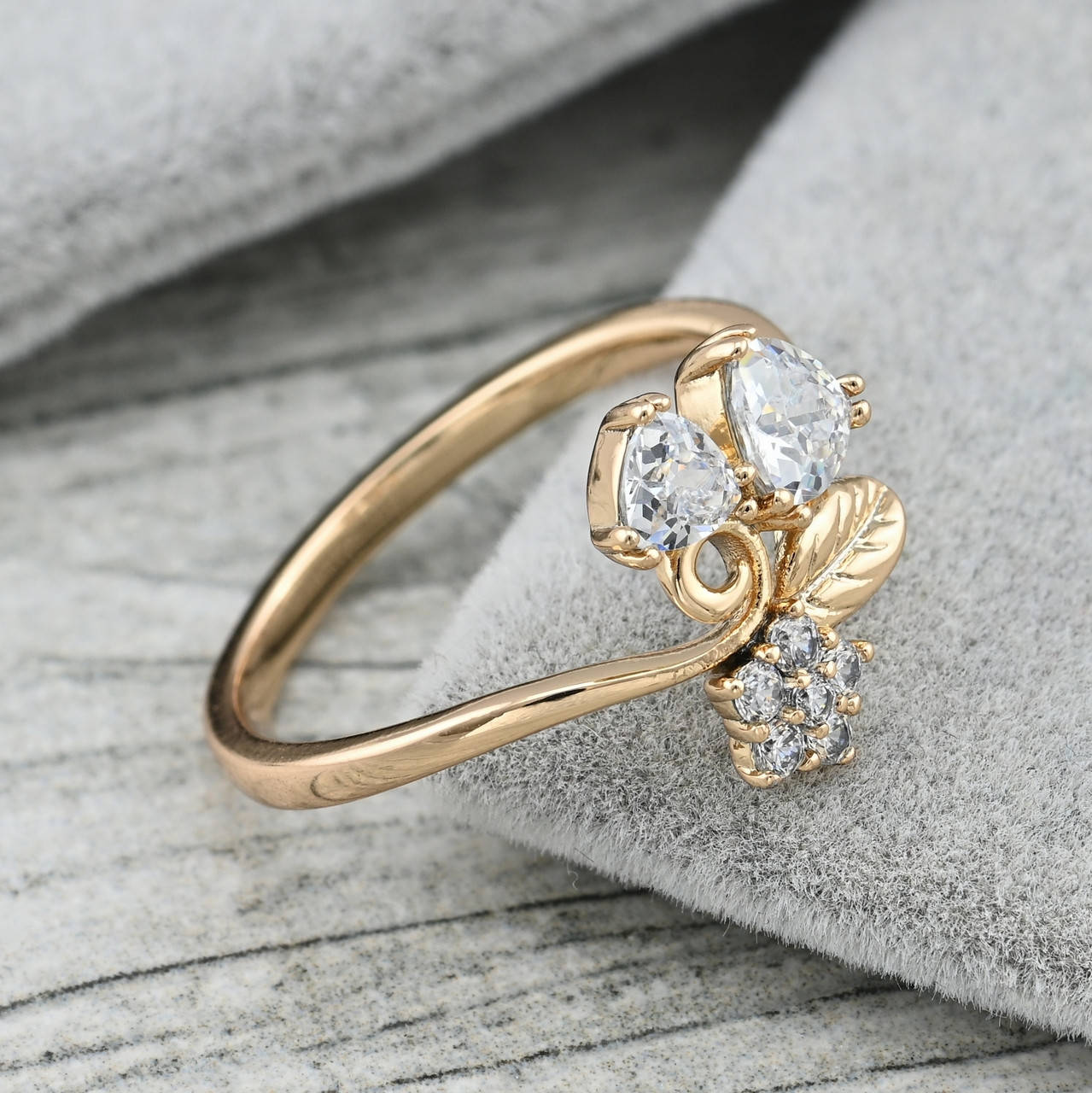 

Кольцо 35938 ширина 13 мм белые фианиты позолота 18К размер 17