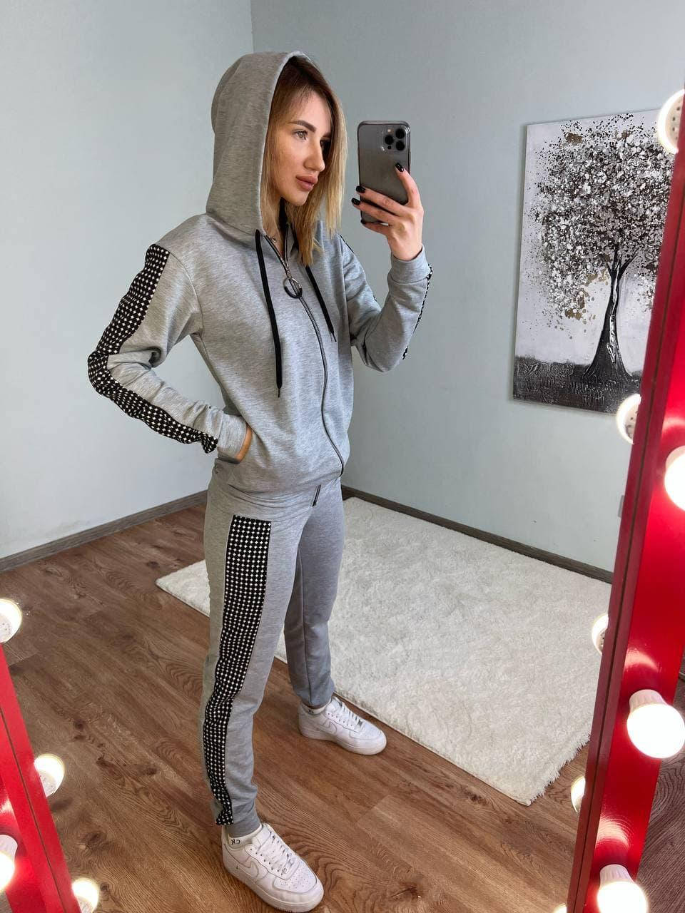 

Костюм женский спортивный с капюшоном со вставками