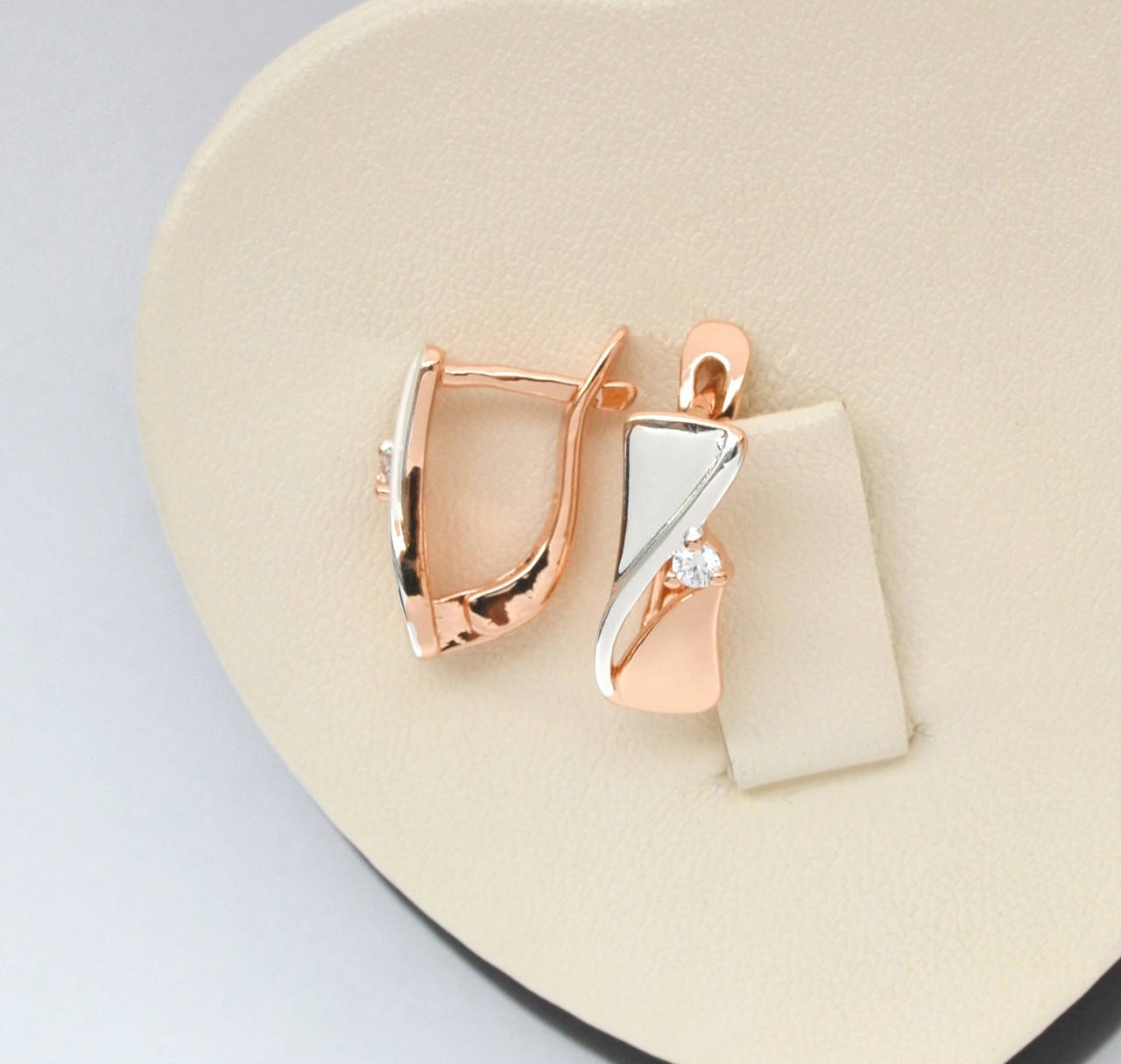 

Серьги Fallon с белыми кристаллами покрытие белым и розовым золотом 18к.