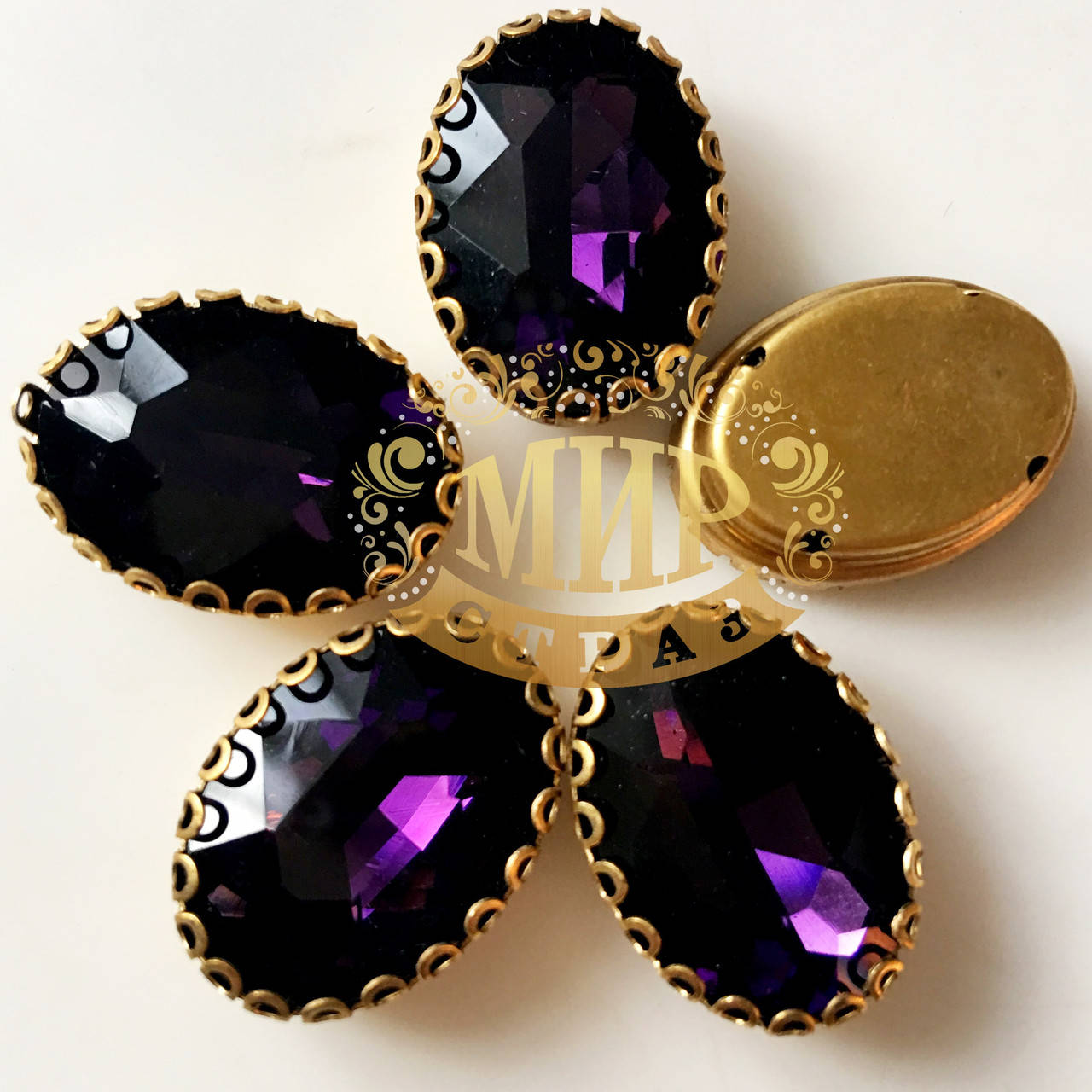 

Овал в ажурной золотой оправе Цвет Amethyst Размер 13х18мм