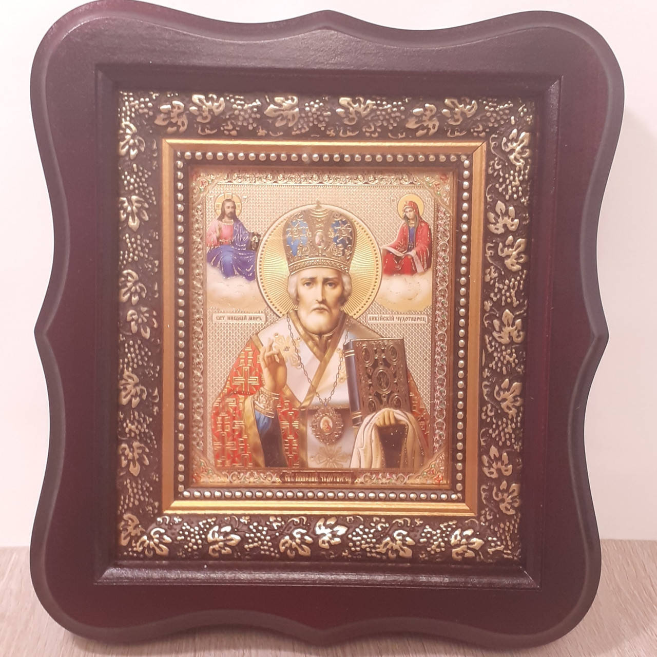 

Икона Святой Николай Чудотворец, лик 10х12 см, в темном деревянном киоте