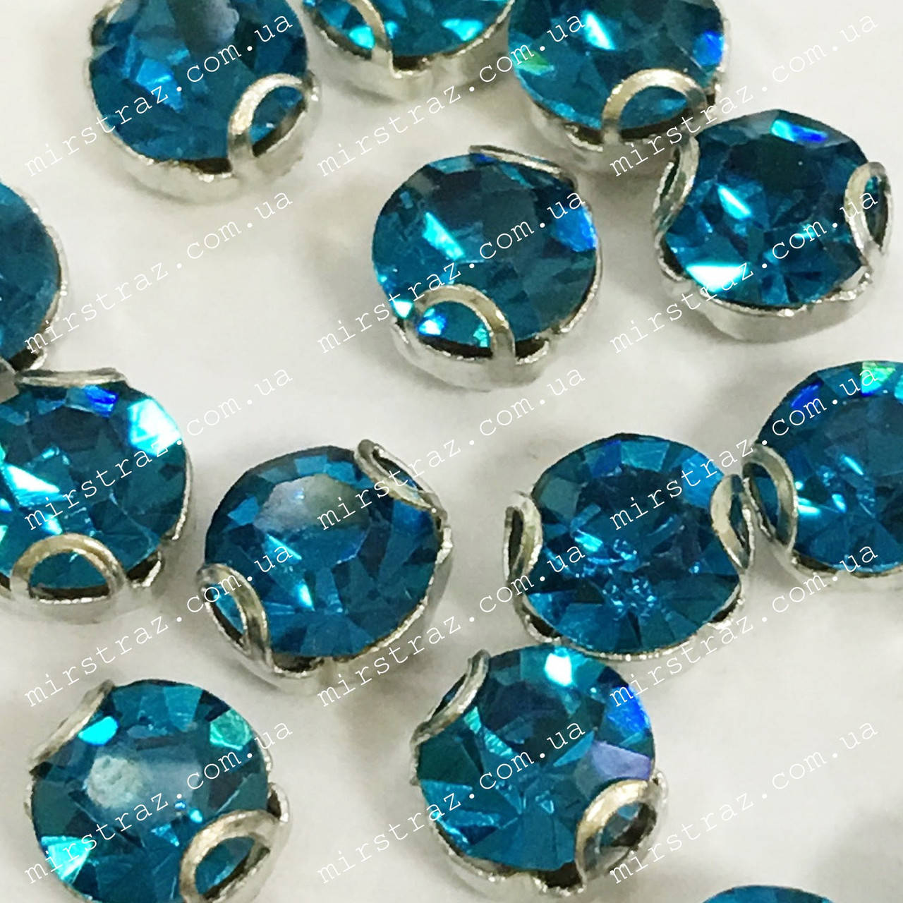 

Круглые стразы в цапах 5мм, цвет Blue Zircon, Белый