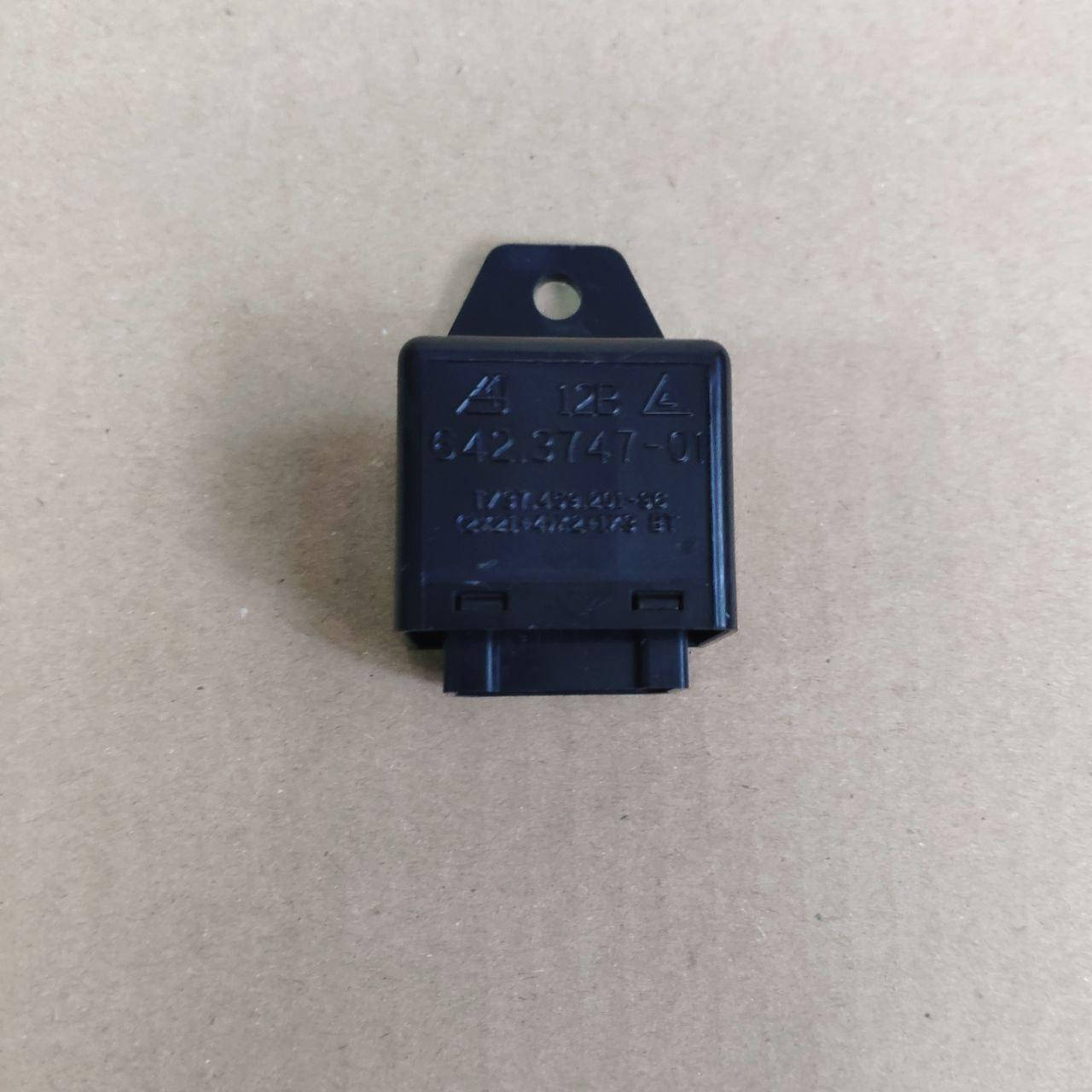 

Реле поворотов, аварийной сигнализации Газель ,Соболь (3х контактный, 12В)