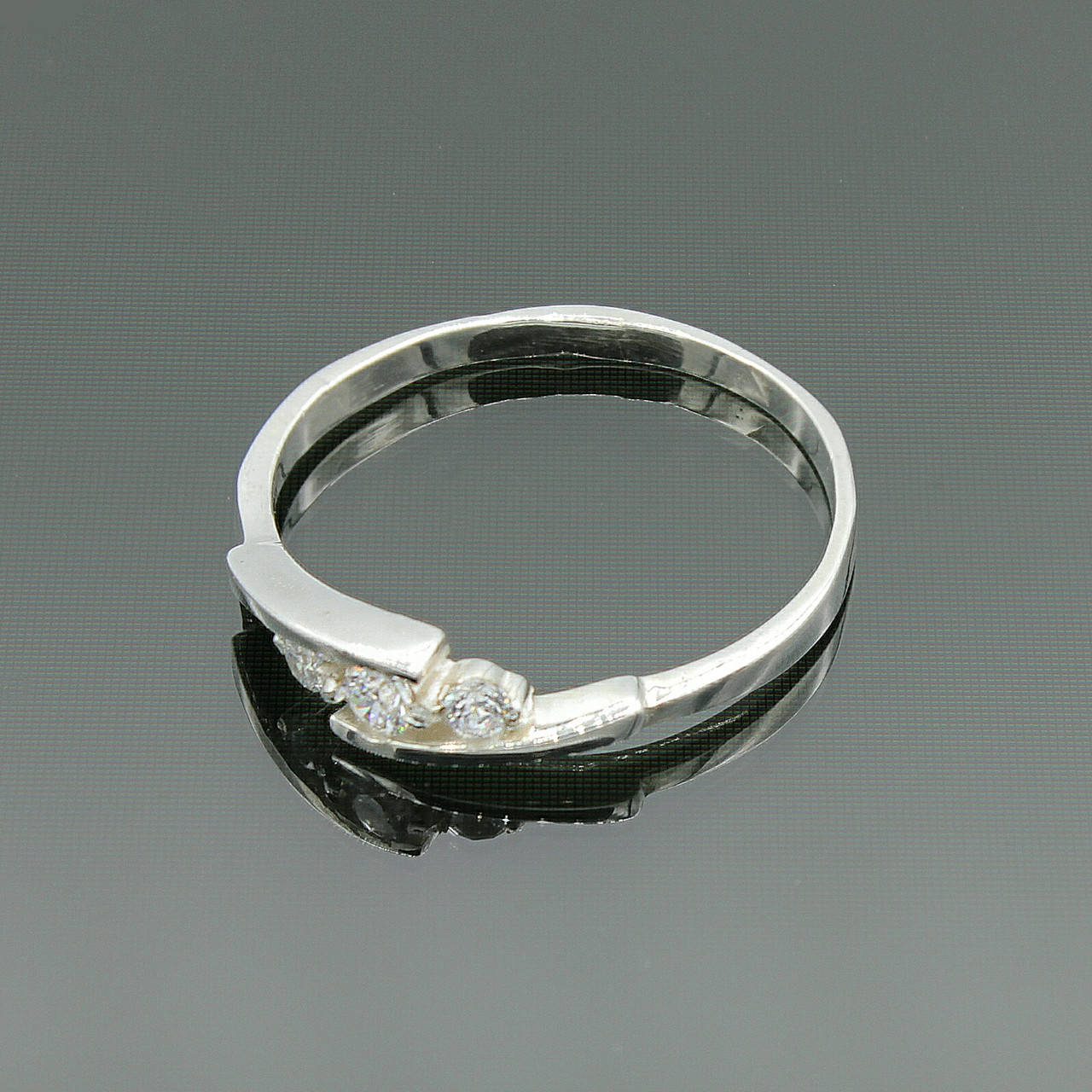 

Серебряное кольцо с фианитами Ренессанс