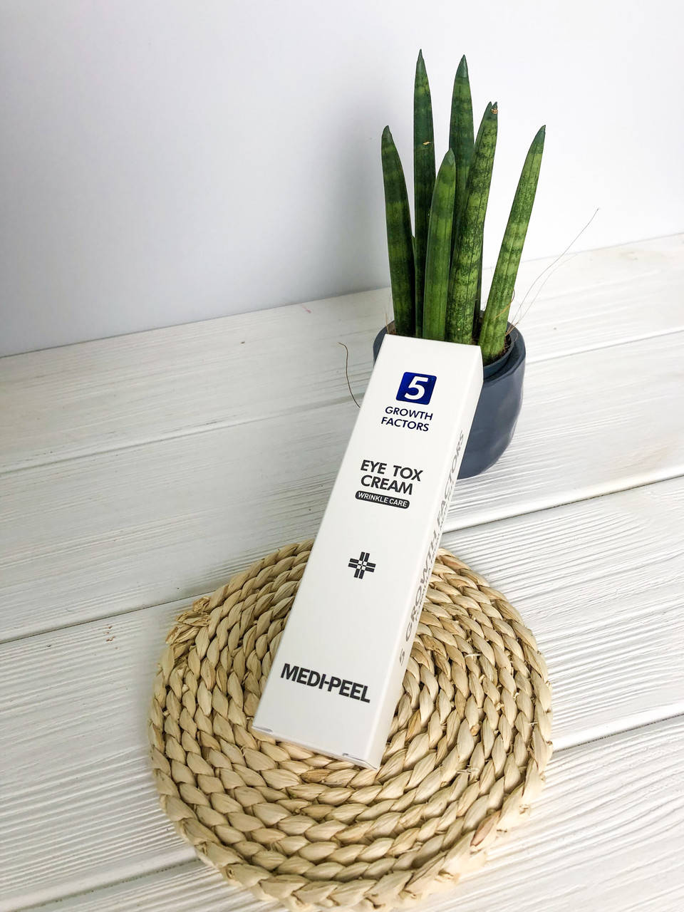 

Омолаживающий лифтинг-крем для век с пептидным комплексом Medi-Peel Eye Tox Cream 40 мл