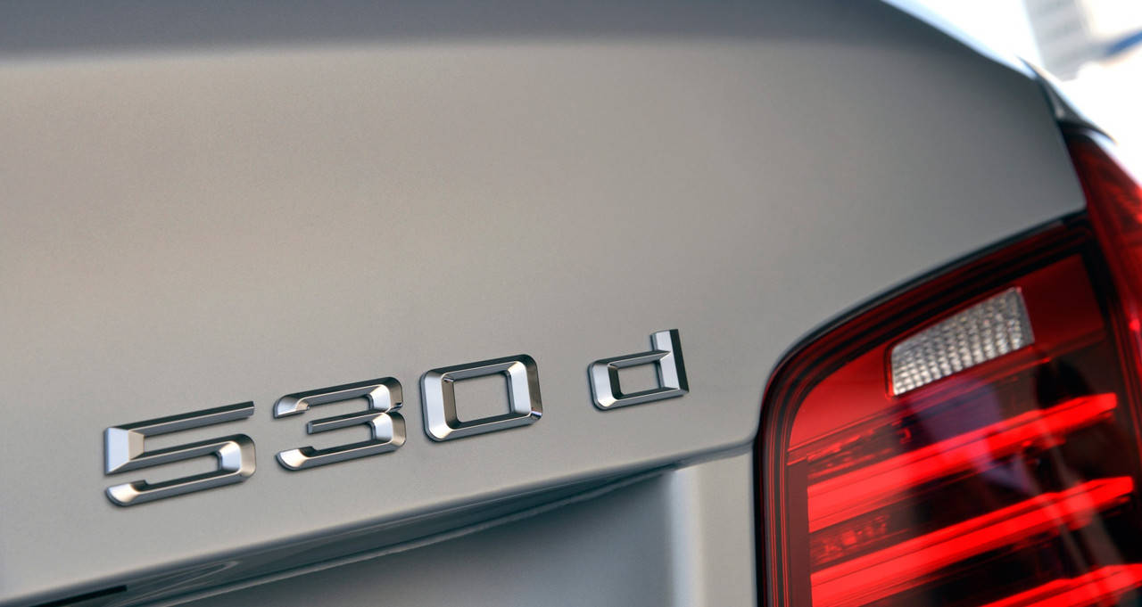 

Эмблема надпись багажника BMW 530d