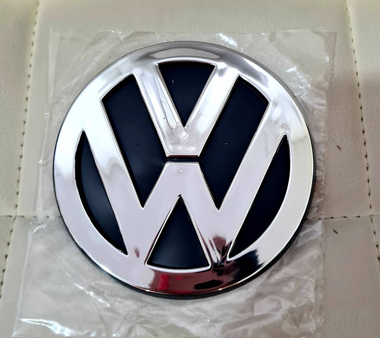 

Эмблема значок на багажник ,заднюю ляду Volkswagen VW GOLF 4 (D=115мм) задняя