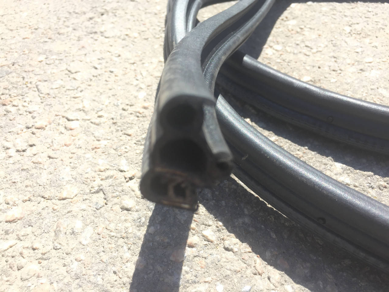 

Уплотнитель проема двери КАМАЗ (уплотнитель одевается) на одну дверь 5320-6107062-01