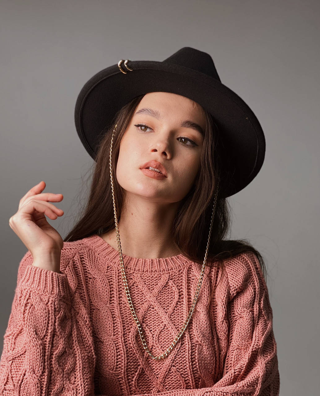 

Черная шляпа федора женская стильная модная с цепью молодежная трендовая