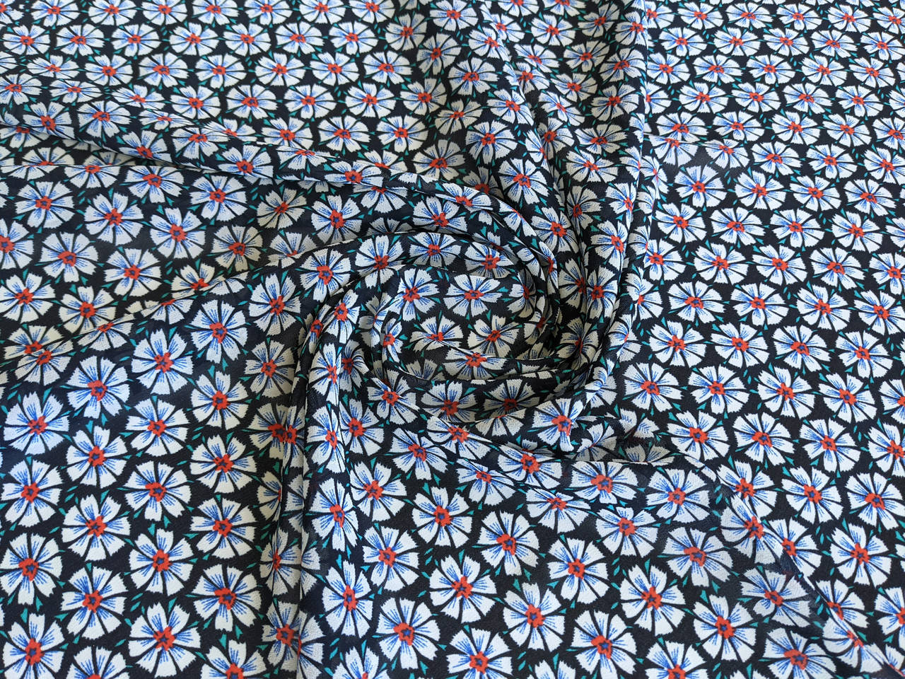 

Ткань ​​Шифон креповый цветочный, красный на темно-синем