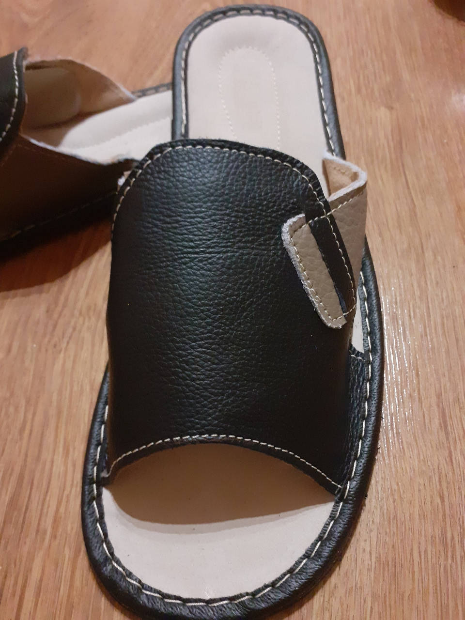 

Тапочки чоловічі шкіряні.