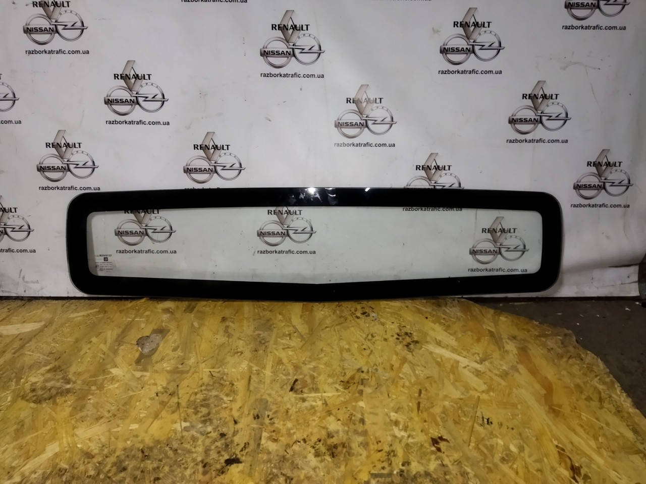

Стекло перегородки грузового отсека на Renault Trafic, Opel Vivaro, Nissan Primastar