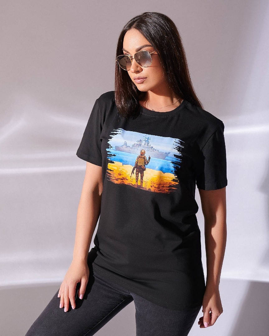 

Женская футболка черного цвета с патриотичным принтом размеры с 46 до 52, Черный